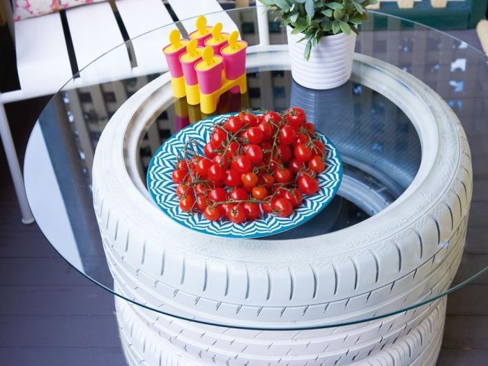 ideja za dekoracijo vrta z domačim pohištvom, model vrtne mize iz recikliranih pnevmatik in stekla, dekoracija majhnega balkona z mizo za samostojno izdelavo