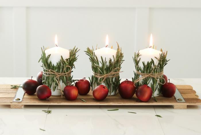 gražiausi Kalėdų stalai su „pasidaryk pats“ dekoravimu, kalėdinis išdėstymas su žvakėmis, papuoštomis rozmarino šakomis