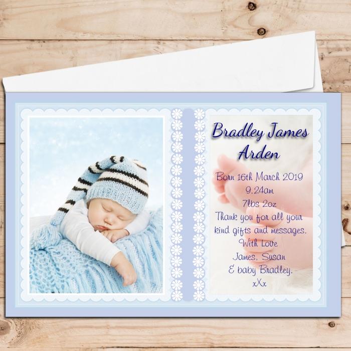 kişiselleştirilmiş doğum duyurusu şablonu, fotoğraflı, ad ve doğum tarihi bilgilerini içeren örnek doğum duyuru kartı