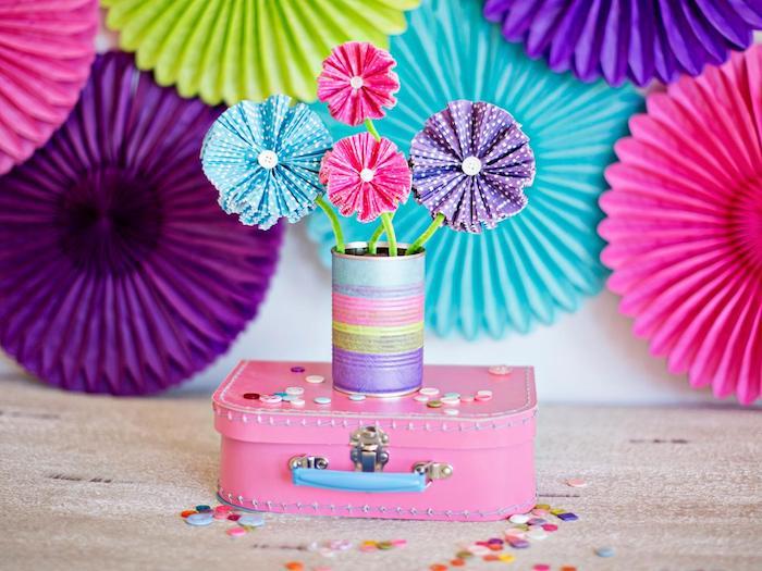 geri dönüştürülmüş çörek kutuları ve düğmelerden basit kağıt çiçekler nasıl yapılır, anaokulu manuel etkinliği
