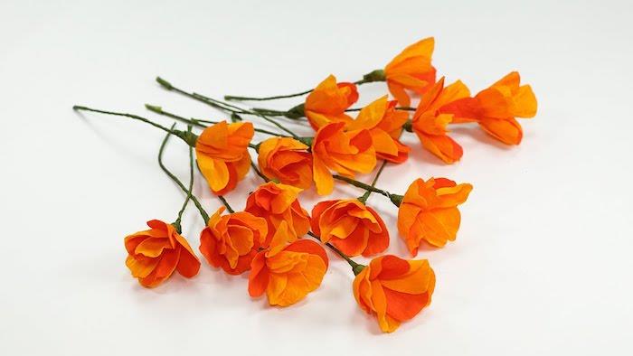 kağıt çiçekler nasıl yapılır, büyük yaprakları ve yeşil tel sapları olan portakal çiçekleri örneği