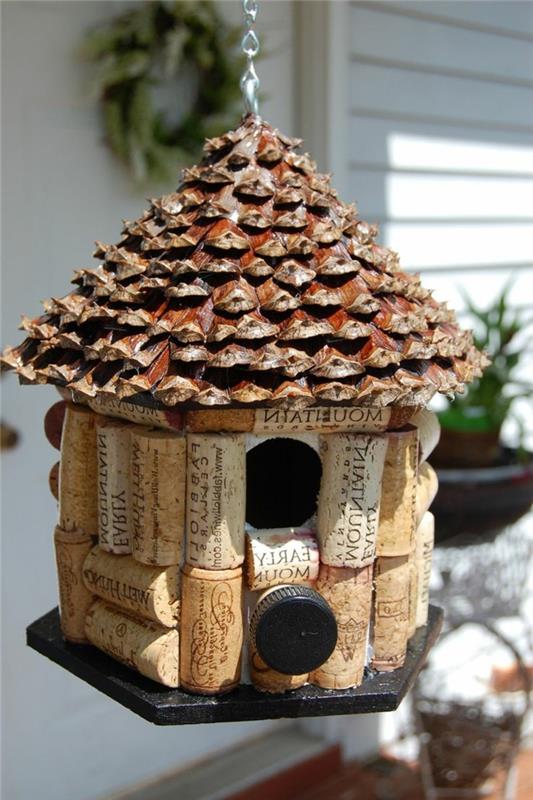 Ljubka ptičja hiša iz okraskov iz plutovinastih zamaškov z navdihom iz plutovinaste hiše