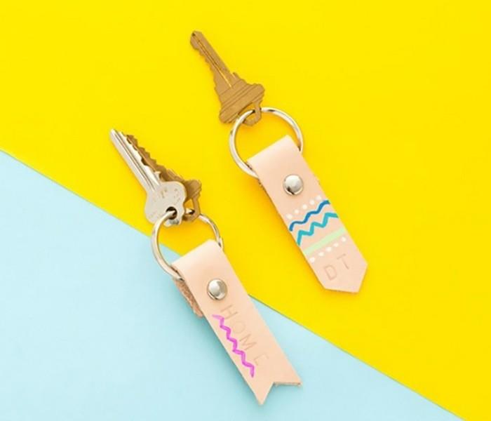 darila za prijatelje, dva kompleta ključev, z ročno izdelanimi usnjenimi obeski za ključe, v bledo roza barvi in ​​okrašenih z zlatimi čepi, ter rožnatimi in modrimi črkami