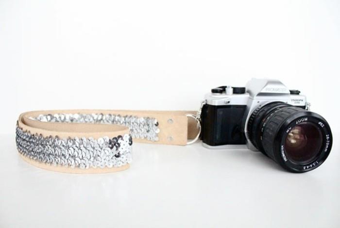 darila za prijatelje, črno-srebrna retro kamera, pritrjena na usnjen pas v krem ​​barvi, ročno okrašena s srebrnimi bleščicami