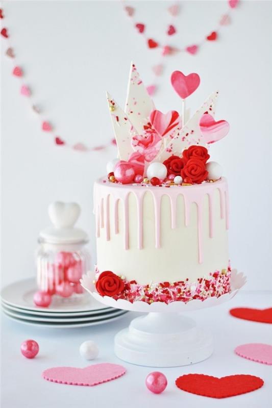 beyaz çikolata parçaları ve yenilebilir inciler ile beyaz bir fondan sevgililer günü pastasının nasıl süsleneceğine örnek