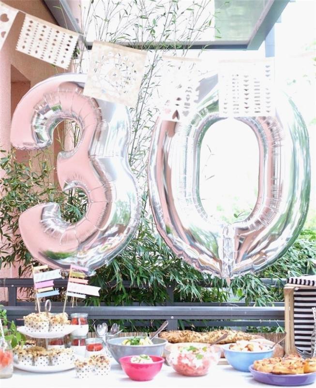 gimtadienio vakarėlį sode su paprasta dekoracija ir balionu 30 metų, švęskite jo gimtadienį namuose