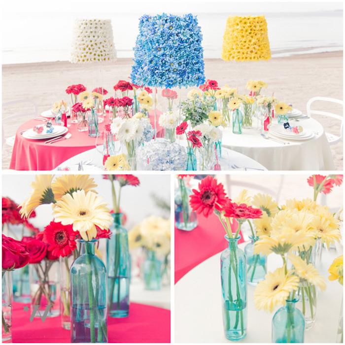 poročni dekor diy v steklenicah, preoblikovan v vaze s cvetjem, svetilke, okrašene z modrim, rumenim in belim cvetjem, poroka na plaži