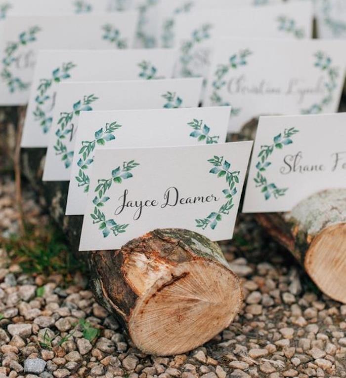 vestuvių stalo planas iš medinių rąstų, kaimiškas stilius su vardu, svečio vardu ir laurų dizaino etiketėmis