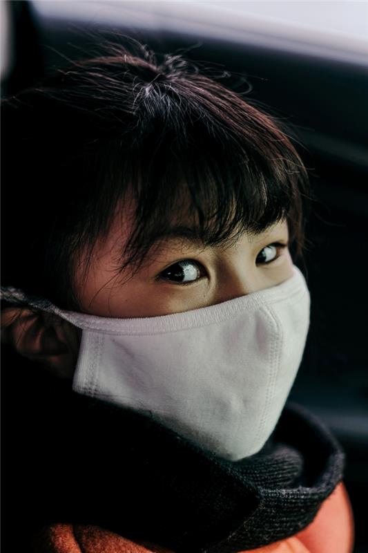 Dekontinasyondan sonra çocukların giymesi için solunum koruma maskesi, çocuklar için COVID-19'a karşı bariyer önlemi