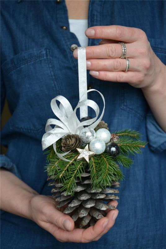 kako narediti lastne okraske iz jelke, predlogo za božični okrasek iz borovega storža z belim trakom