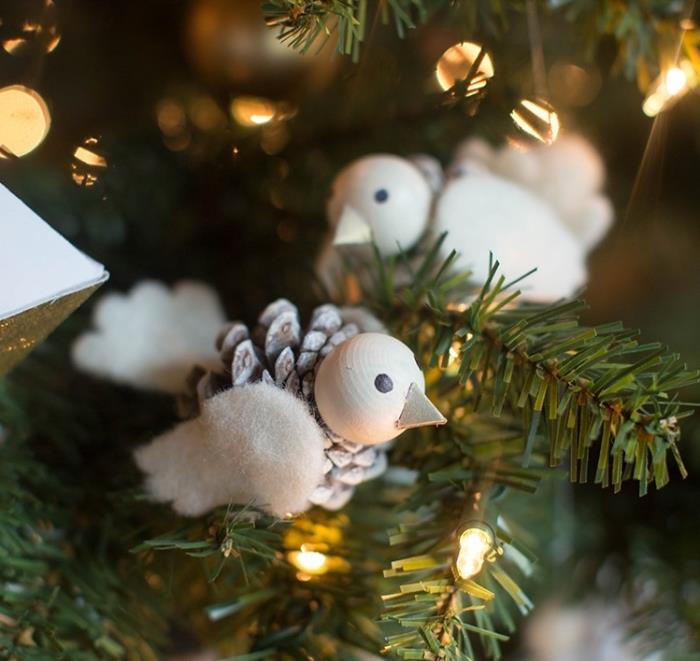 DIY Noel ağacı süs modeli, beyaz keçe kanatlı çam kozalağı kuş heykelcik fikri