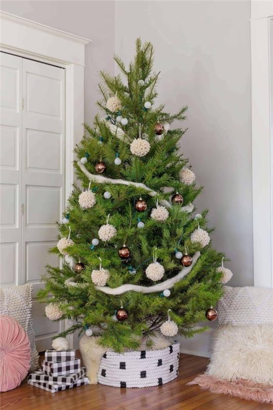 yün süspansiyonlar ve bakır Noel topları ile süslenmiş büyük bir doğal Noel ağacı ile geleneksel Noel dekorasyonu, bir ip sepet ile gizlenmiş ağaç tabanı