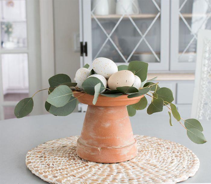 diy velikonočna ročna dejavnost pomladna deko miza v obrnjenem in beljenem cvetličnem loncu in bledobarvnih velikonočnih jajcih