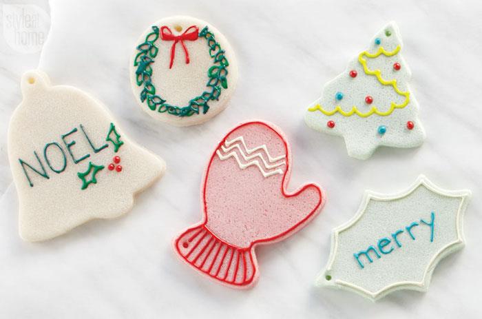 Çerez kesiciler ve çocuk etkinlikleri için renkli boya ile Noel tuzu ezme sembolleri