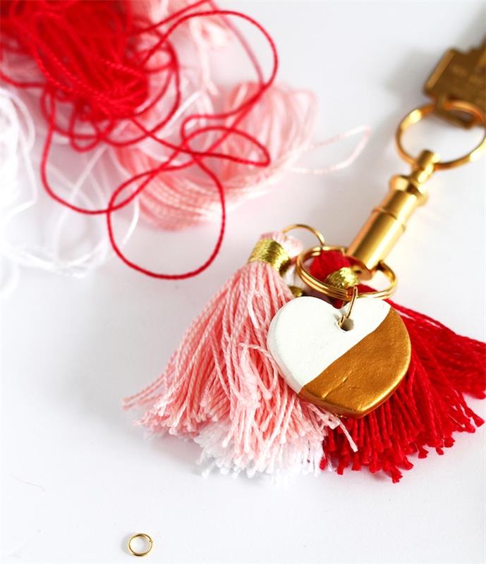 „pasidaryk pats“ auksinio raktų pakabuko pavyzdys su rausvomis ir raudonomis pakraščiais ir maža širdelė baltos ir auksinės spalvos fimo pasta