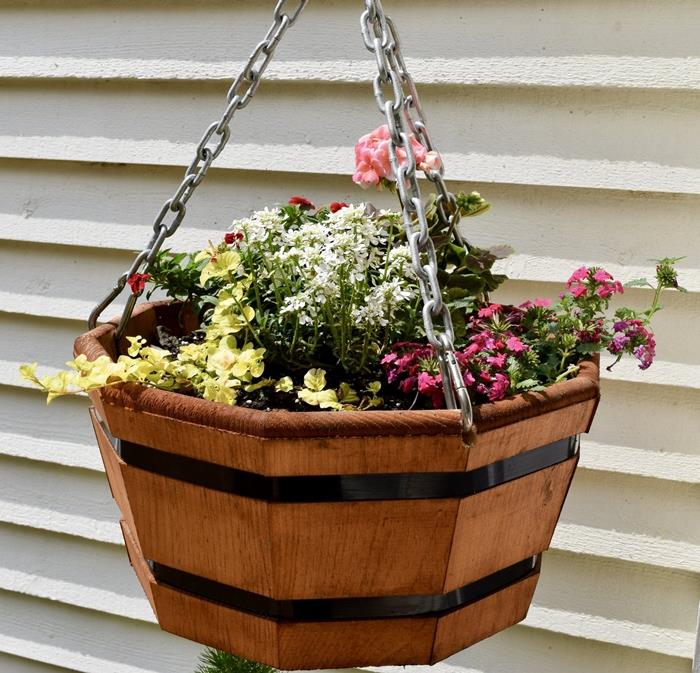 diy cvetlični lonec na prostem viseče cvetoče rastline zunanja dekoracija mali balkonski prostor cvetlični lonec diy predelani les