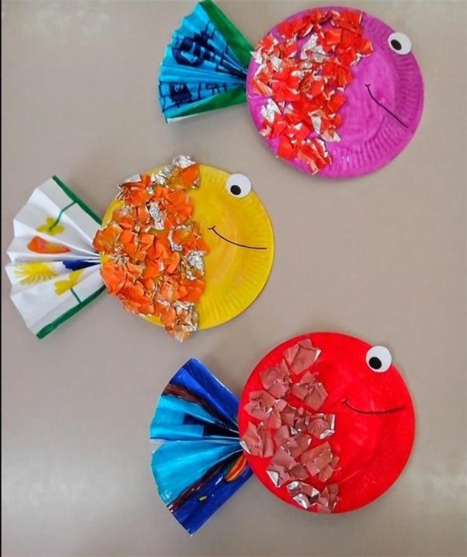 zabavni umetniški projekti, trije papirnati krožniki, pobarvani v obliki rib, okrašeni s papirnatimi drobci in zloženimi papirnatimi detajli