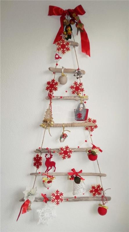 ahşap ve ip dalları ile Noel için bir duvar asmak, ahşap ve kırmızı asılı DIY küçük Noel ağacı