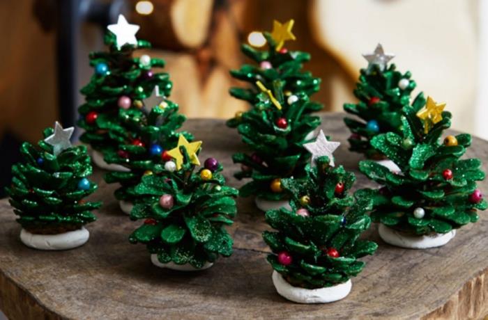 DIY primer enostavnega božičnega vrtca, model mini borovega storža, pobarvan v zeleno in okrašen s kroglicami
