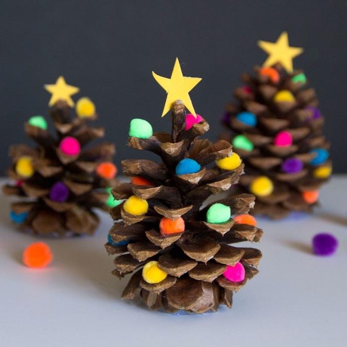 Noel için çam kozalakları ile ne yapılır, ponponlarla süslenmiş çam kozalaklarından yapılmış mini ağaç modelleri