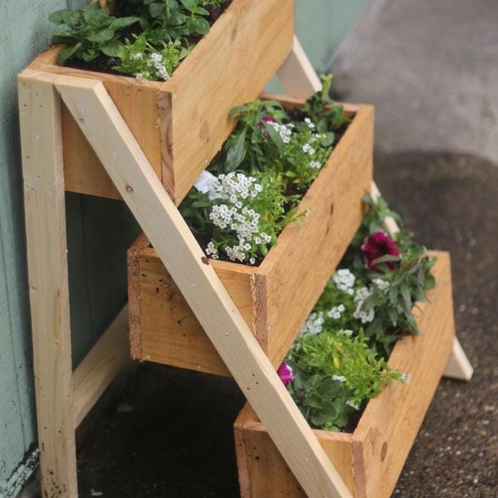 diy stojalo za rastline leseni balkon pravokotni sadilnik lesene deske zelišča cvetoče rastline okras balkona