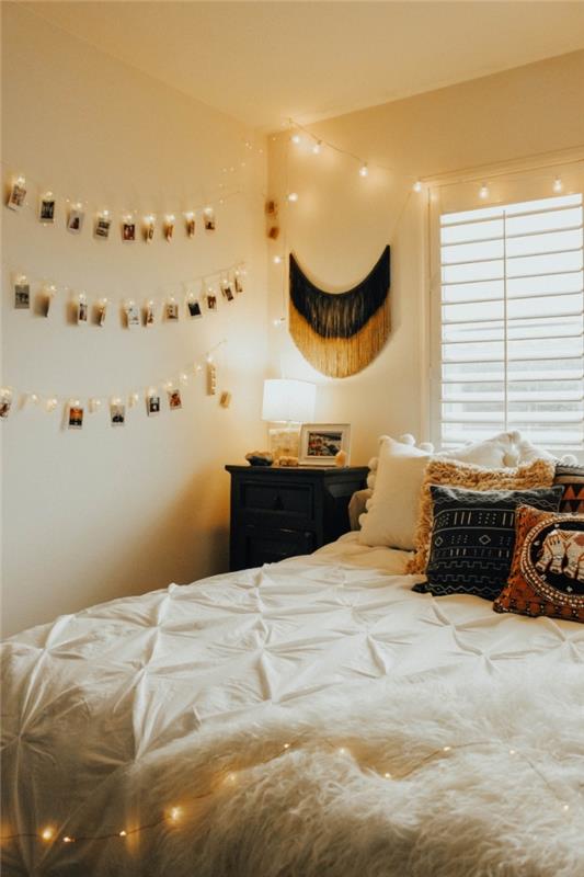 boho şık tarzı genç yatak odası tasarımı, duvarları bir fotoğraf ışık çelengi ile nasıl kişiselleştireceğinize dair fikir