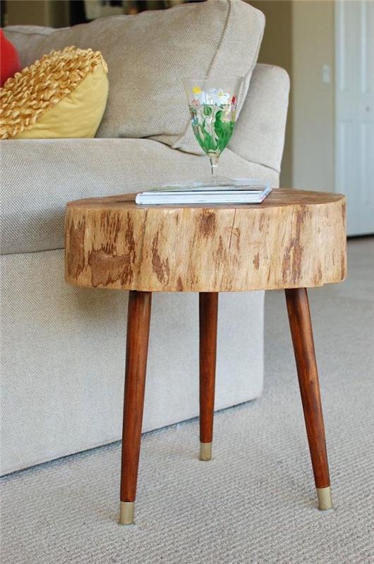 majhna okrogla lesena stranska miza z nogami