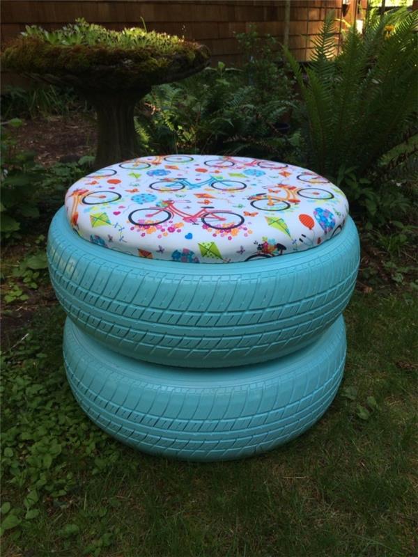 DIY dekoracija, model stolčka DIY, izdelan s pnevmatikami, pobarvanimi v turkizno modri barvi in ​​pokritih z lesenimi deskami
