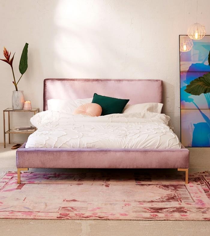 halı ve pastel pembe yatak, ev yapımı yatak başlığı ile bej duvarlar ile modern yatak odası dekorasyonu