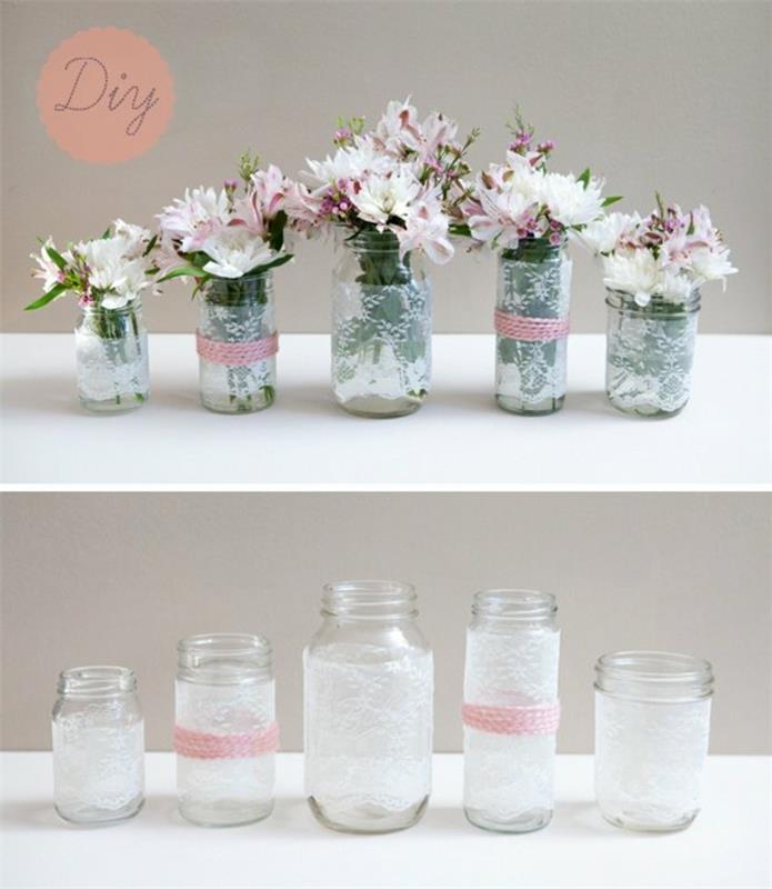 stekleni kozarec po meri z belimi čipkami in rožnatim volnenim trakom, cvetlični šopki, romantična poročna deko ideja