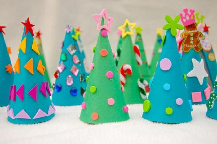 diys za vašo sobo, veliko božičnih drevescev iz zelenega in modrega filca, okrašenih z različnimi izrezi, oblikami in lepljivimi sijočimi dragulji