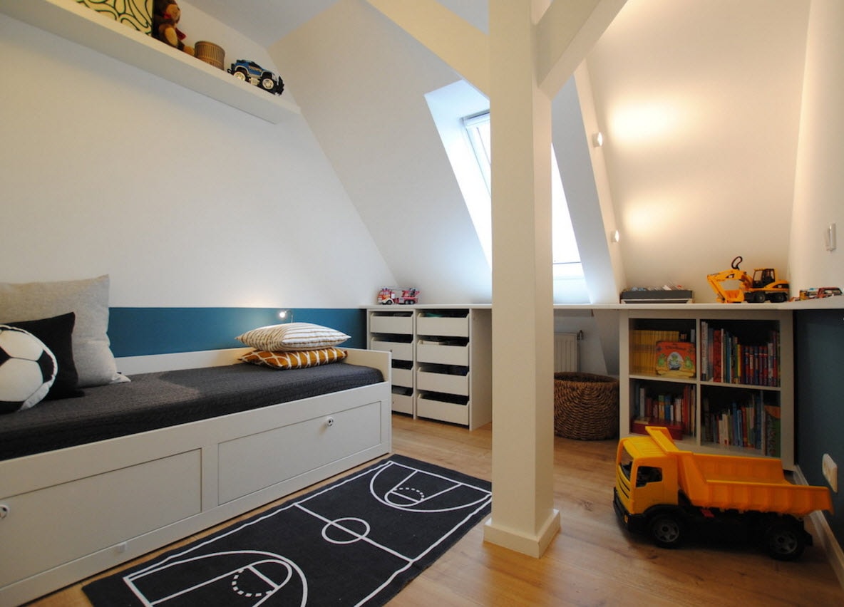 Quarto infantil no sótão