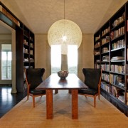 Biblioteca acogedora con estantes hasta el techo