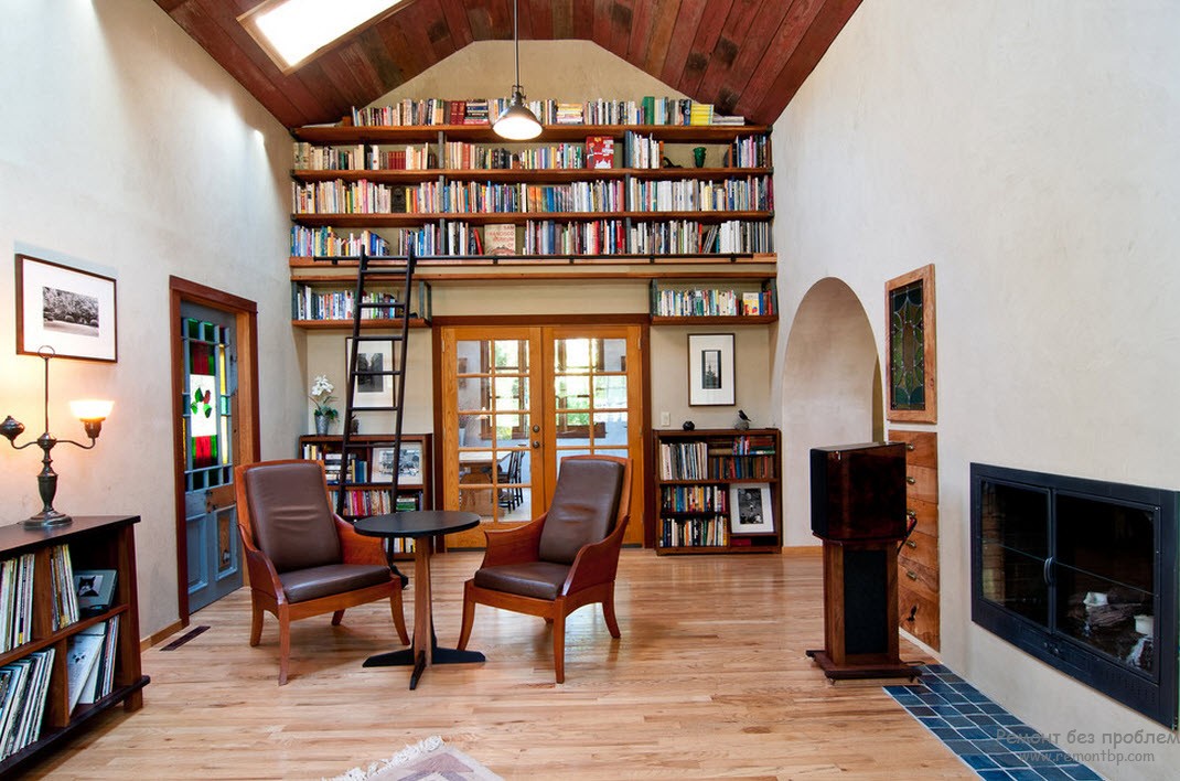 Biblioteca ubicada en la sala de estar
