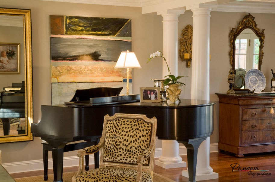 Un piano de cola en una sala de estar clásica.