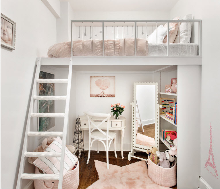 小さな部屋で