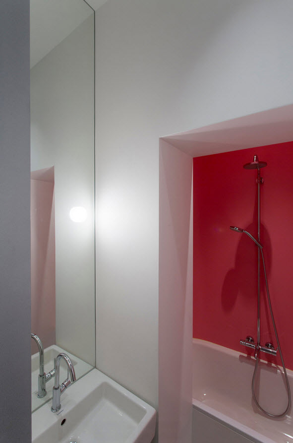 浴室の上の緋色の壁