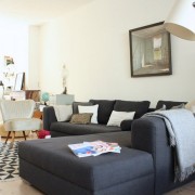 Los muebles oscuros sobre un fondo claro aumentan el espacio.