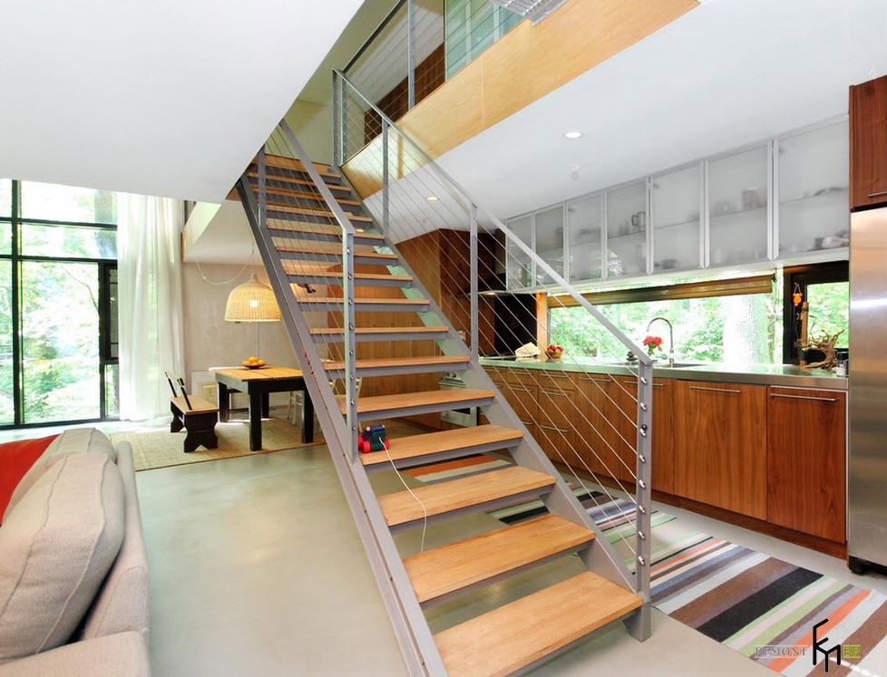 Las escaleras de madera agregan calidez a la habitación