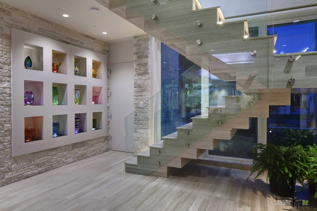 Una escalera con flores frescas es lo que decorará tu casa de campo.