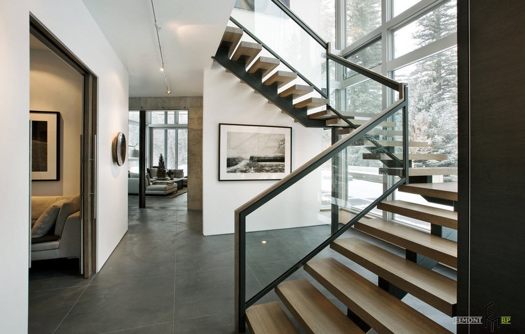 Una escalera ubicada cerca de una gran ventana alta creará la sensación de un movimiento vertical rápido