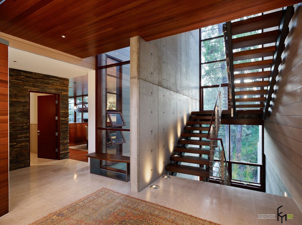 Una escalera ubicada cerca de una gran ventana alta creará la sensación de un movimiento vertical rápido