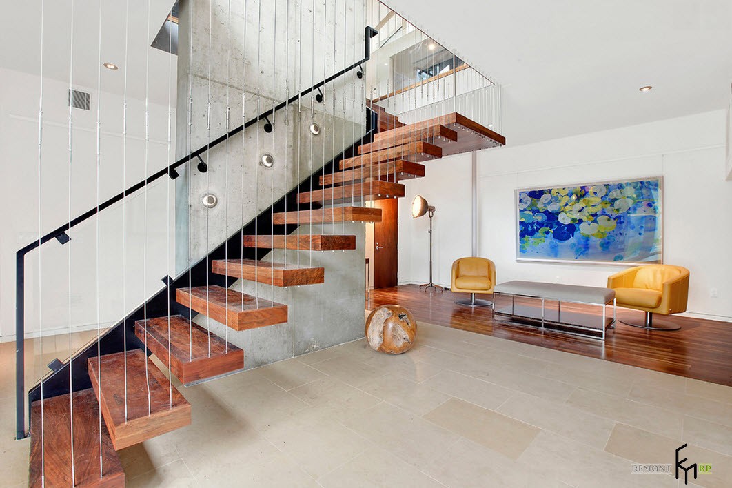 Las cuerdas cumplen simultáneamente las funciones de decoración y el elemento envolvente de la escalera.