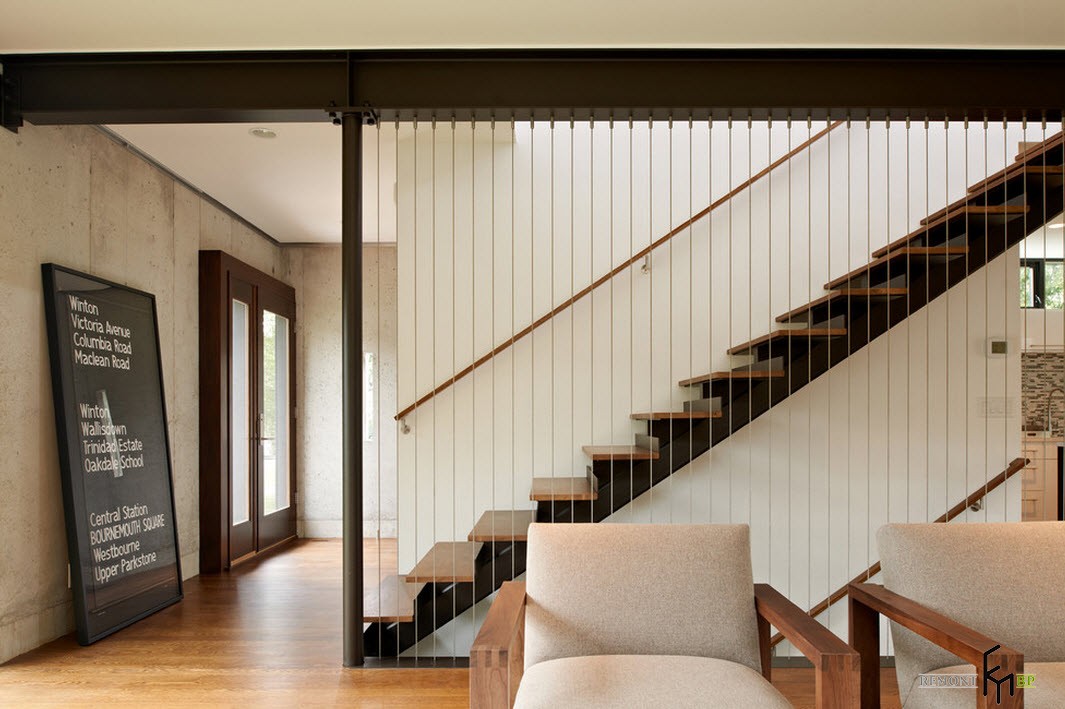 Las cuerdas cumplen simultáneamente las funciones de decoración y el elemento envolvente de la escalera.