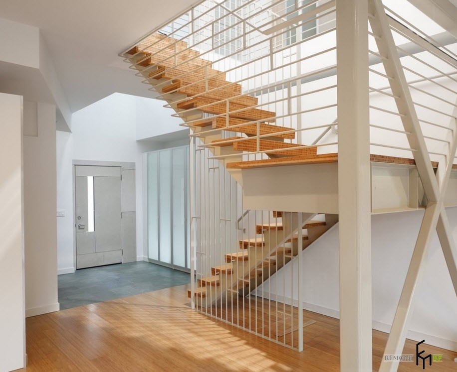 Escalera de dos tramos con plataforma de transición