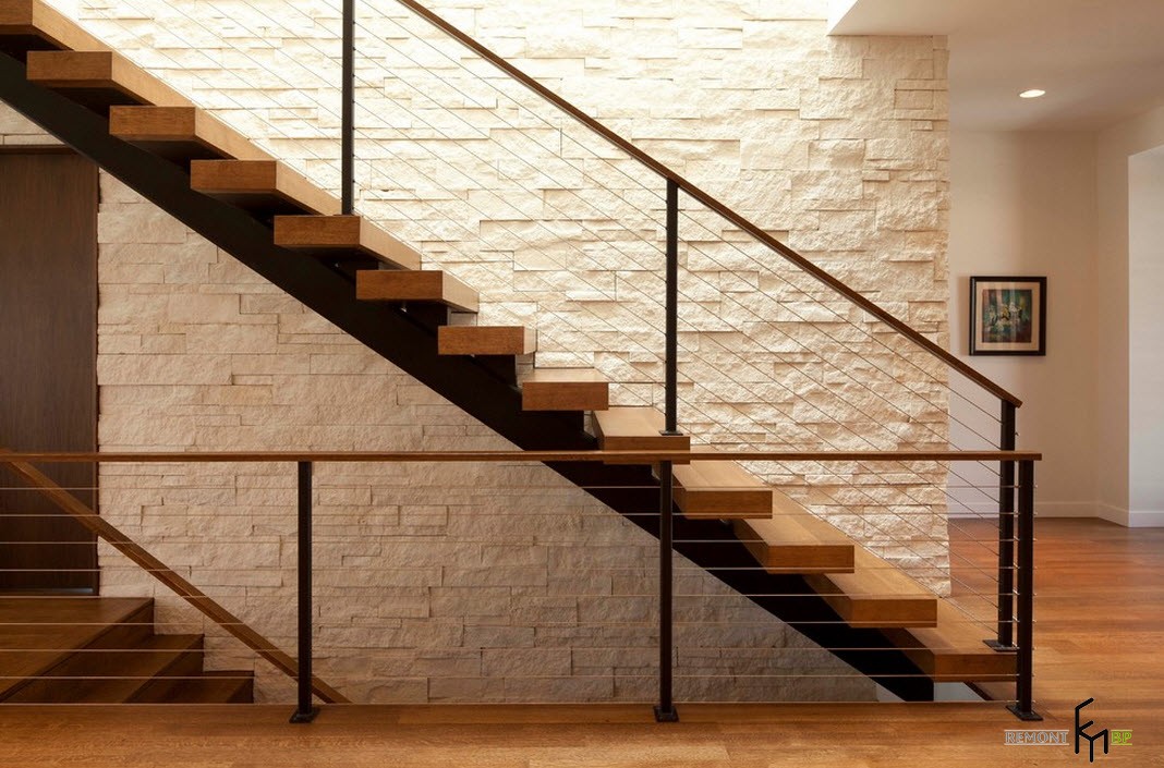 Las escaleras de madera agregan calidez a la habitación