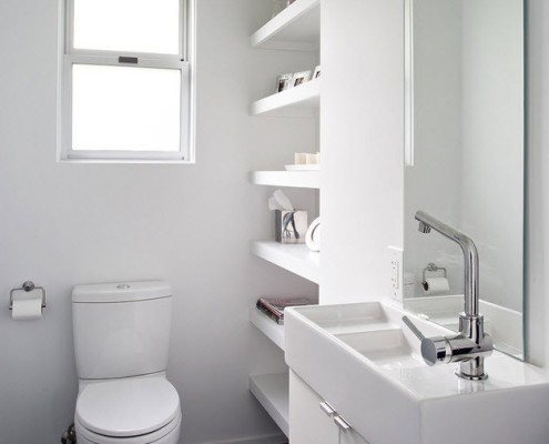 Majhno stranišče v slogu minimalizma