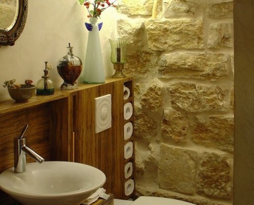 Piedra en la decoración decorativa de las paredes del baño.