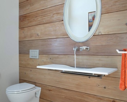 Madera y piedra en la decoración de una pequeña habitación.