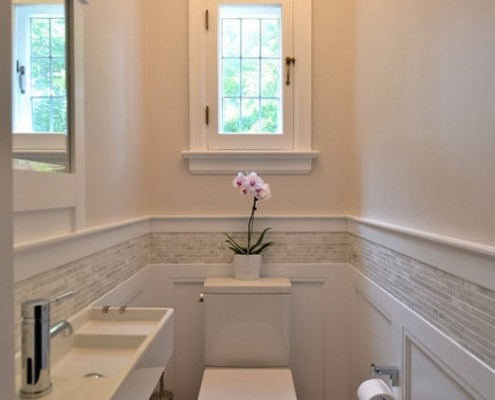 Majhno stranišče v klasični beli barvni shemi